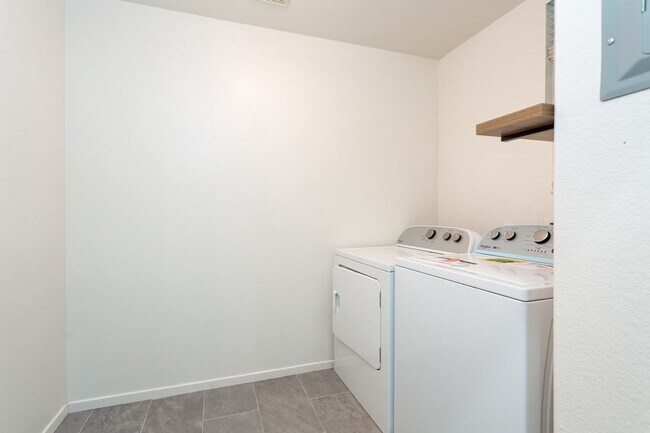 Building Photo - Beautiful Townhome in the heart of East Lake!