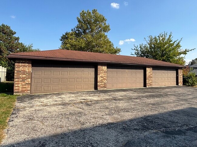 Building Photo - 14949 Lake View Dr