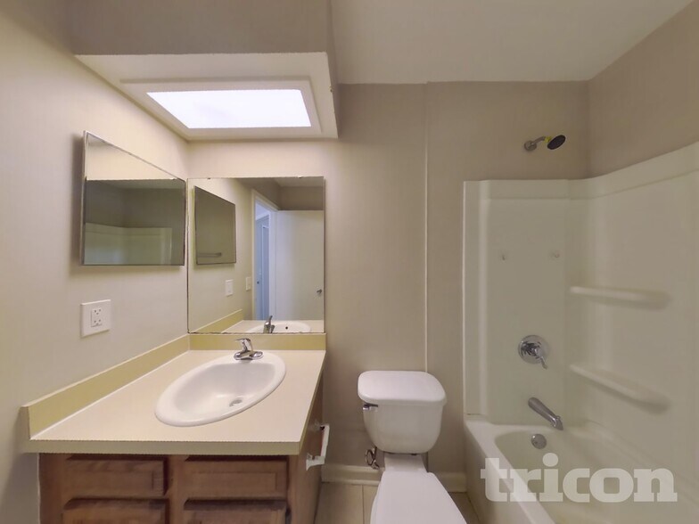 Building Photo - 1487 Rose Hill Dr E