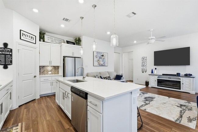 Building Photo - 1864 Everglades Dr