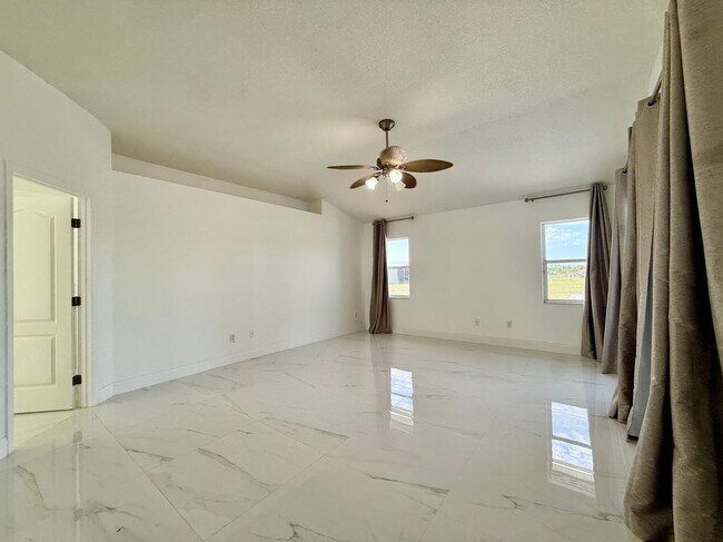 Building Photo - 11400 Lovers Ln