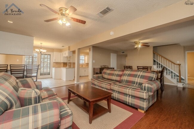 Building Photo - 5222 Jamaica Dr