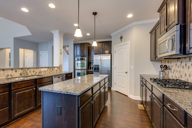 Building Photo - 5 Bedroom Home with Theater Room & 3-Car Garage in Franklin