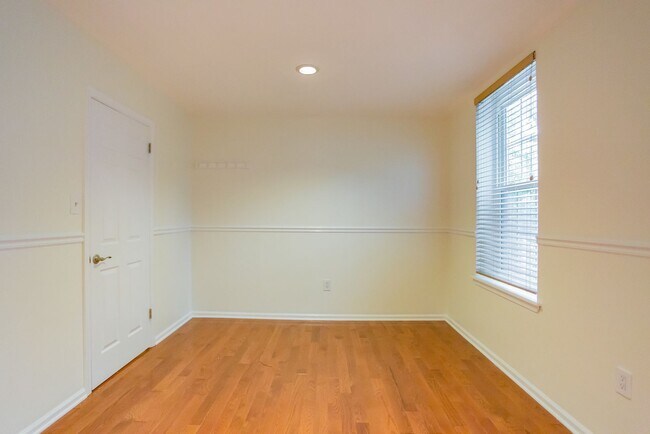 Building Photo - Beautiful 2 Bedroom, 2 Bathroom Historical Row Home