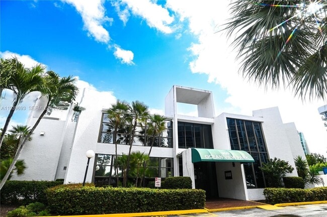 Building Photo - 800 Parkview Dr