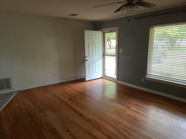 Building Photo - Updated, trendy and Ready for move in! 2 b...