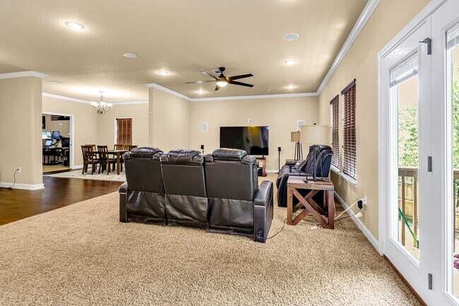 Building Photo - 5 Bedrooms in Crestview!!