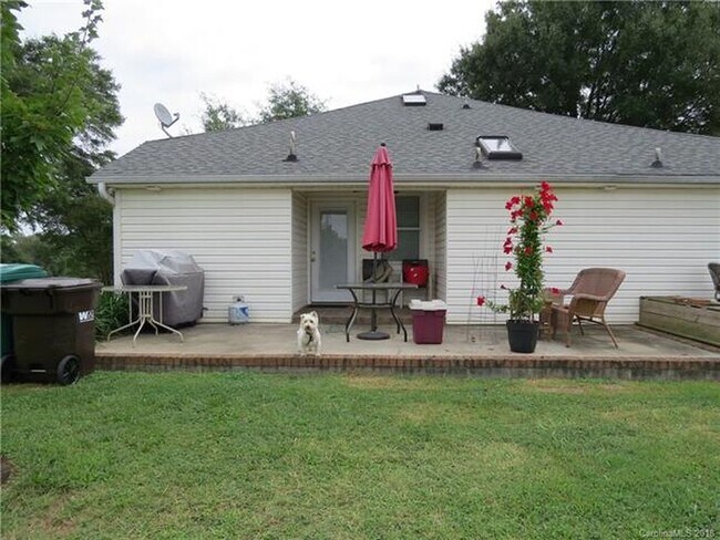 Building Photo - 123 7th St