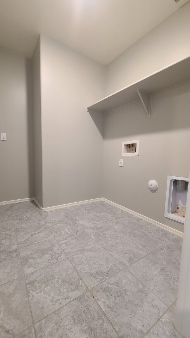 Building Photo - 1541 E Elegante Dr