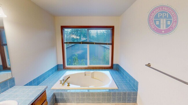 Building Photo - Room to Roam at Hidden Springs in West Linn! Pets OK!