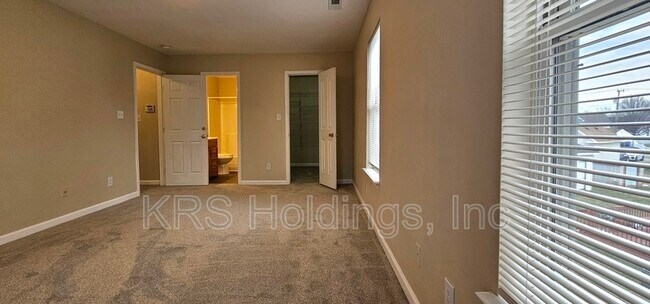 Building Photo - 820 Maltby Cres