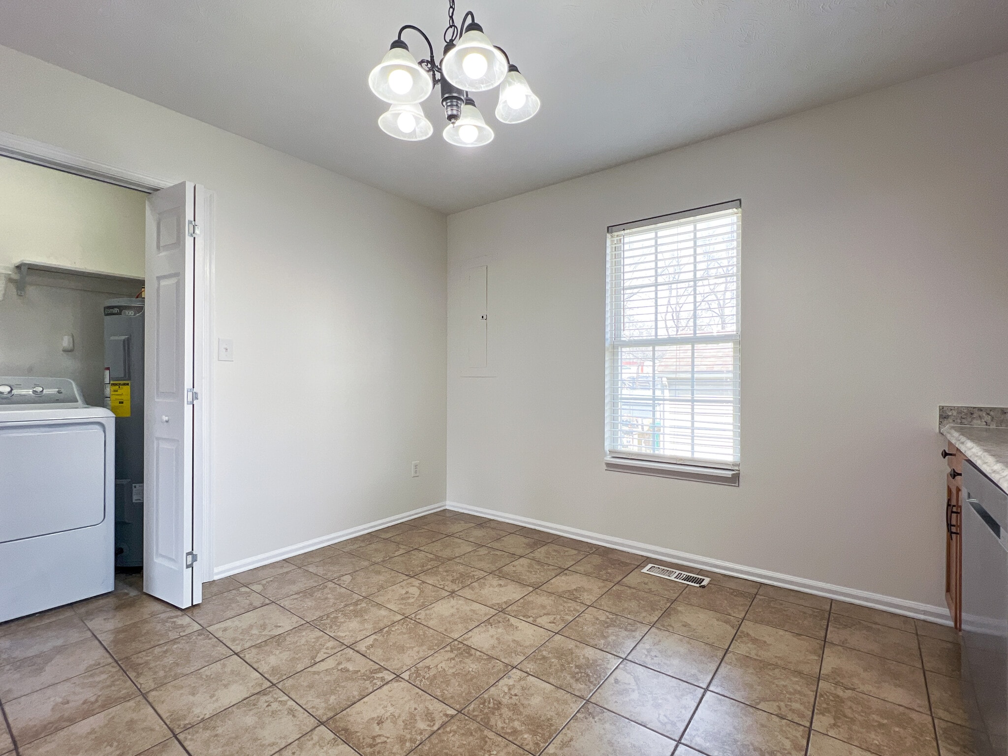 Kitchen - 1451 N Delphine Ave