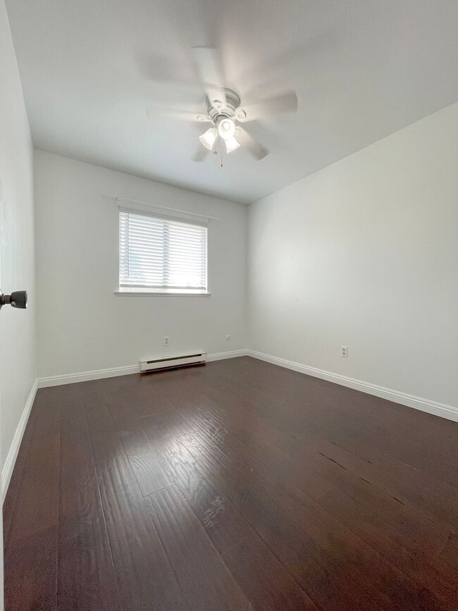 Building Photo - 3 Bed + 1.5 Bath + 2 Car Garage