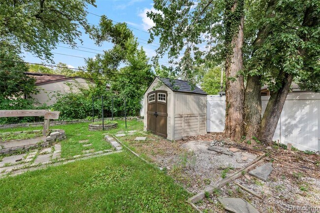 Building Photo - 1674 Eaton Rd