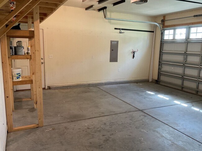 Building Photo - 4 Bedroom 2.5 Bathroom located in Old Mill...