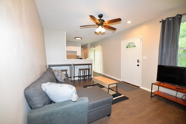 Building Photo - 912 Charlotte St