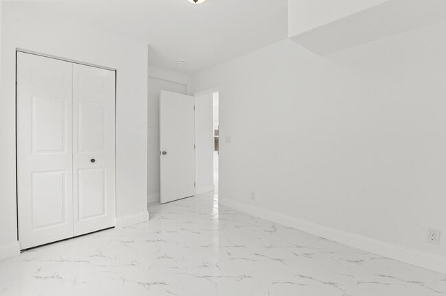 Building Photo - 515 Putnam Rd