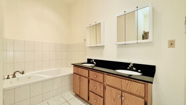 Building Photo - 6128 S Kenwood Ave