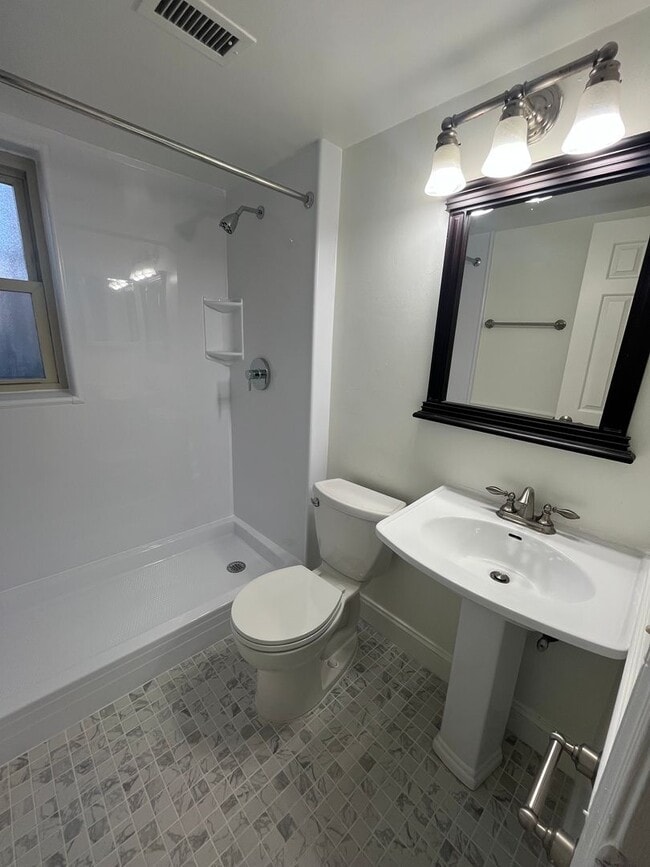 Building Photo - 1413 E Abingdon Dr