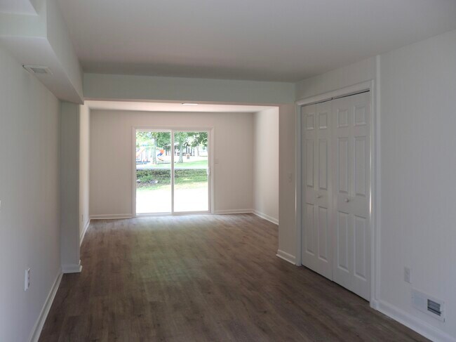 Building Photo - 129 Lake Point Dr