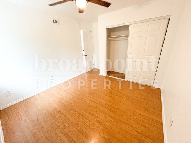 Building Photo - 581 Glenheather Dr