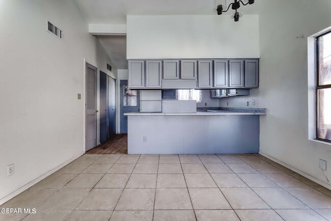 Building Photo - 3551 E Glen Dr
