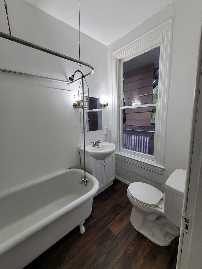 Building Photo - 1 Bedroom 1 Bath, Laundry Available-York City SD