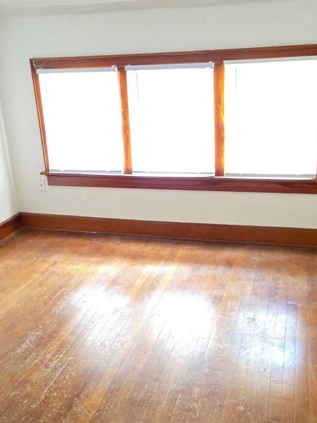 Building Photo - 5543 N 33rd St