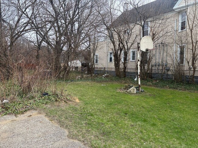 Building Photo - Charming 5-Bedroom Property in Prime Location