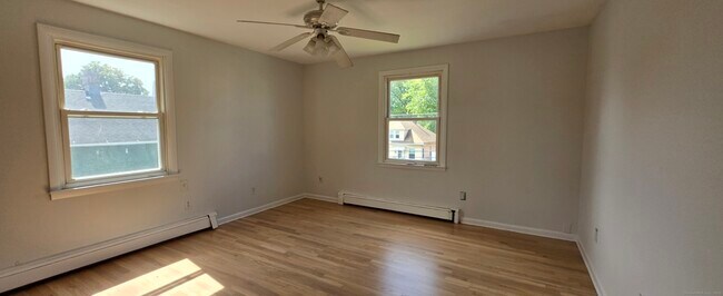 Building Photo - 54 Hallock St