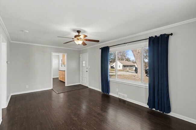 Building Photo - Remodeled 2 Bedroom 1.5 Bath - Overland Park