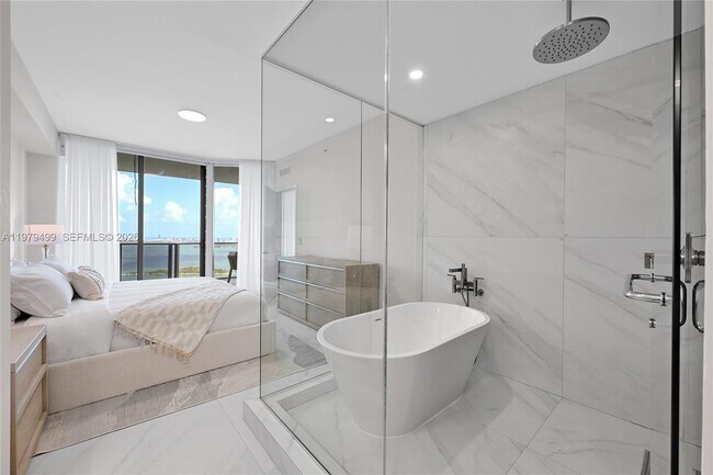 Building Photo - 700 NE 24th St