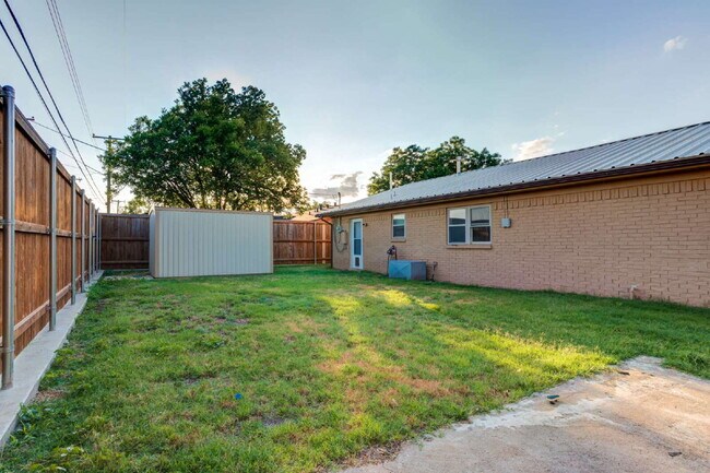 Building Photo - 4 Bed 3 Bath Pre-lease in Central Lubbock!!!