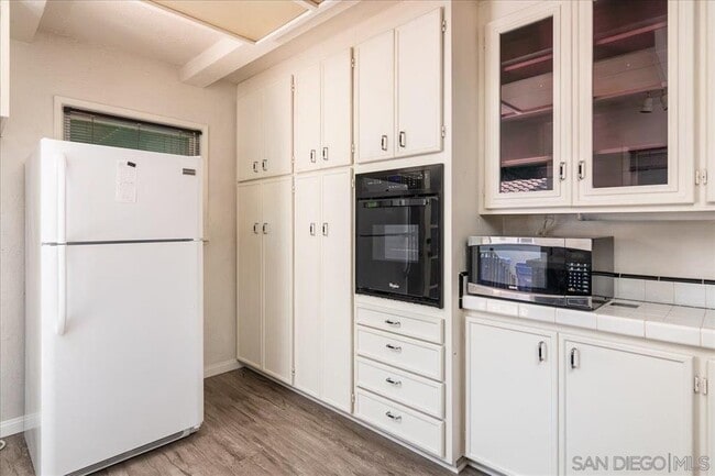 Building Photo - 4516 Van Dyke Ave