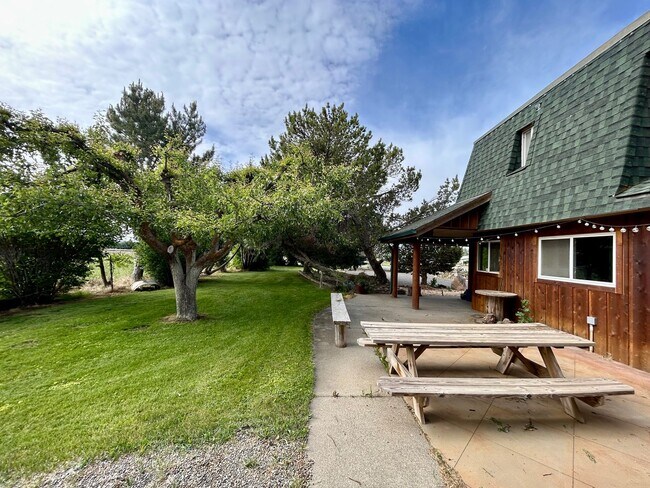 Building Photo - 3 Bedroom Home on Two Acres