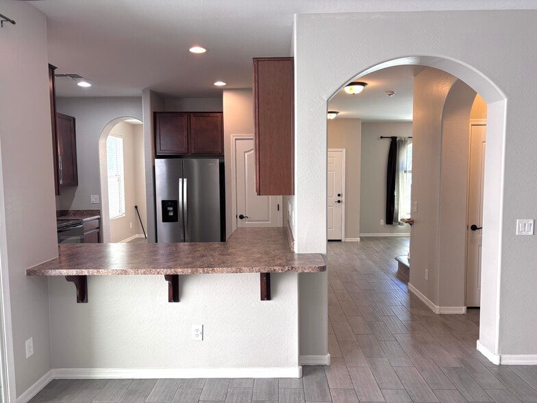 Building Photo - 947 S Utilis Dr