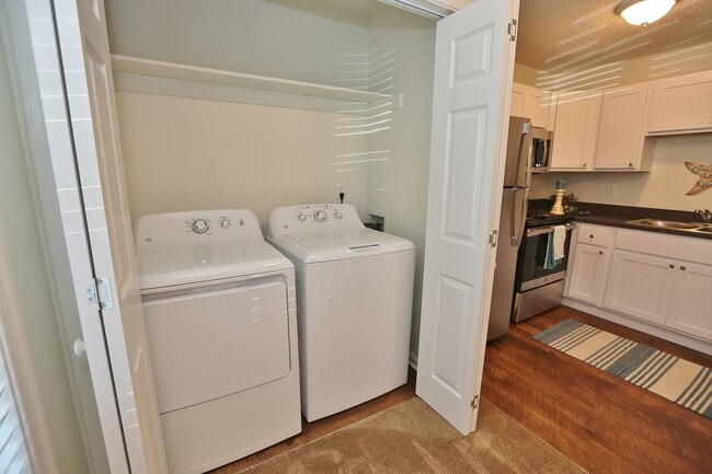 Building Photo - READY 11-03-25!! Completely Updated 2-Bedr...