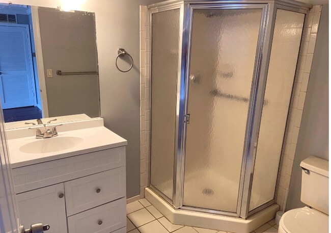 1st Floor Full Bath (Entrance both in 1st Floor Bedroom Suite, and from Main Area) - 321 Steeplechase Ct