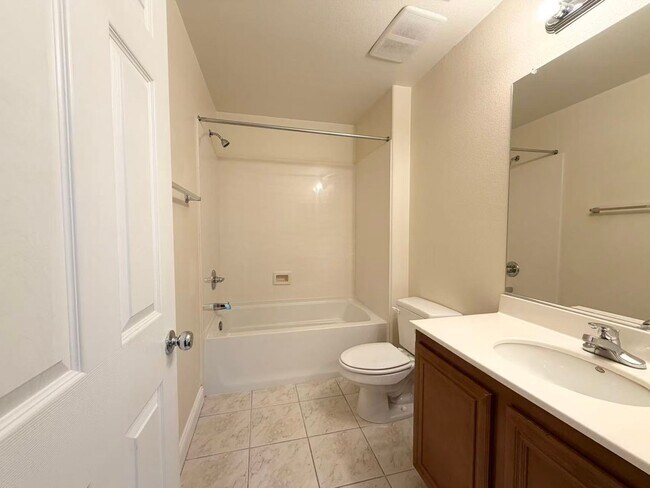 Building Photo - Lovely move-in ready Summerlin community with 3 bedrooms and 2.5 baths House