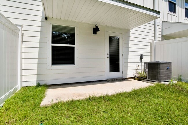 Building Photo - New Townhome near UWF and Nine Mile Rd