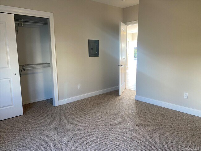 Building Photo - 594 W Montauk Hwy