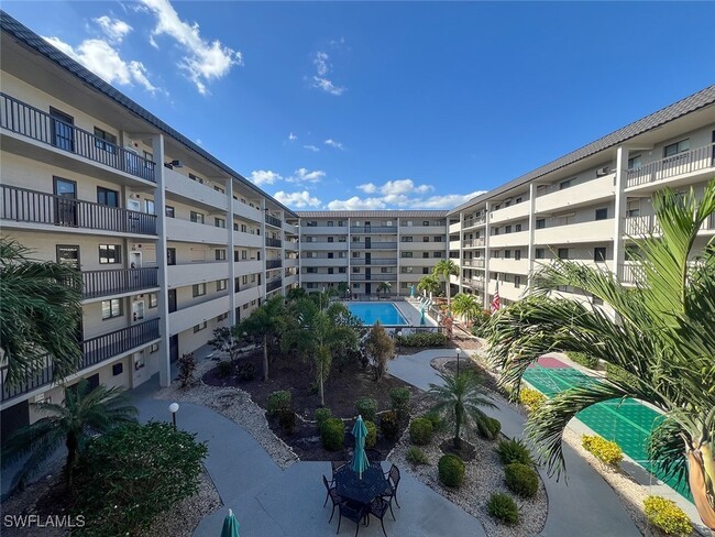 Building Photo - 2121 Collier Ave
