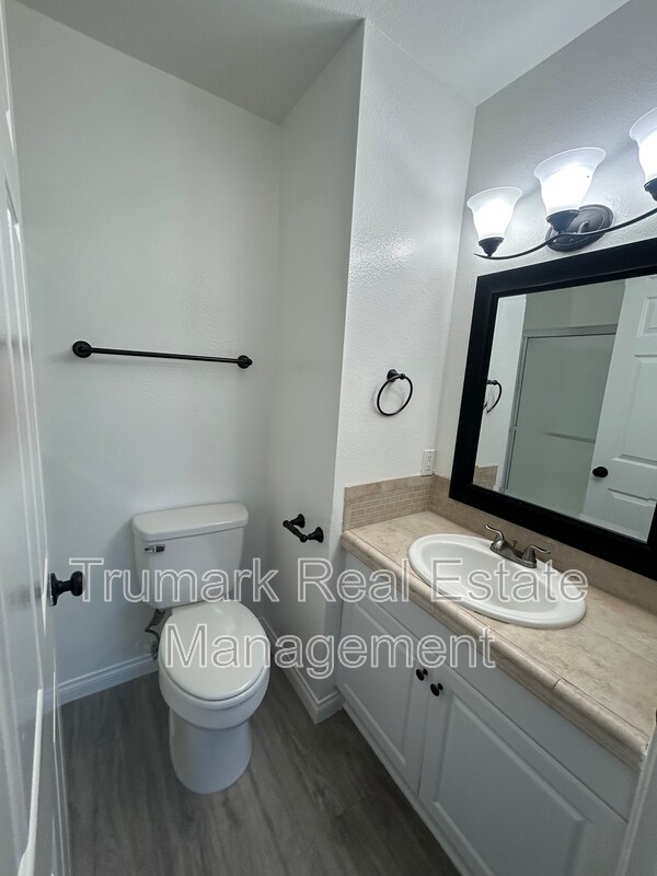 Building Photo - 1122 E Elk Ave