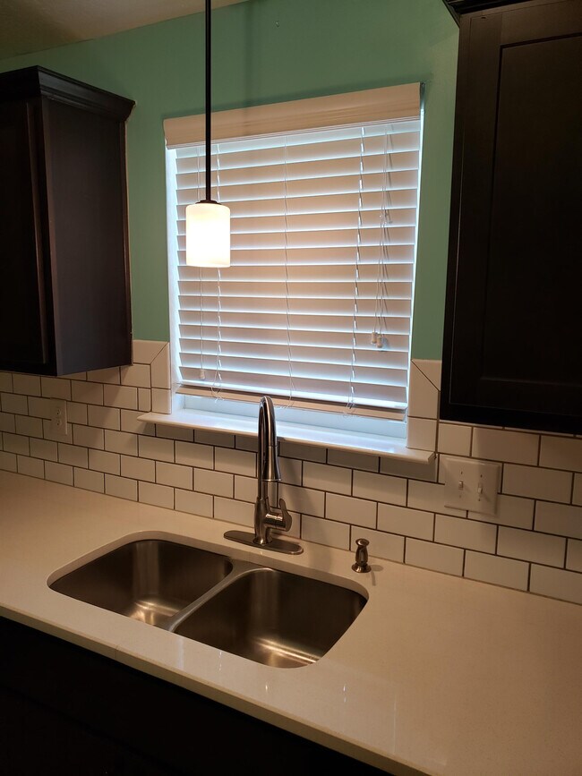 Building Photo - 3237 Alexandria Dr