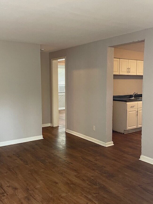 Building Photo - Updated Downstairs 2 Bedroom and 1 Bathroom Carriage House