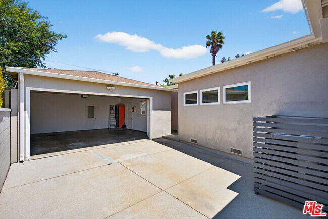 Building Photo - 2121 Marine St