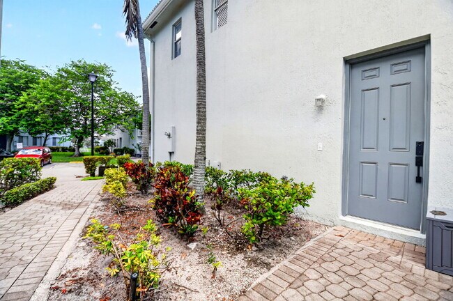 Building Photo - "Charming 2-Bed, 2-Bath Oasis in Riviera Beach – Your Perfect Retreat!"