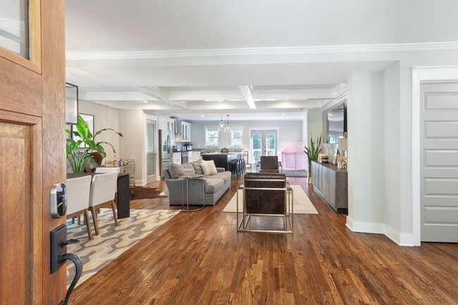 Building Photo - Gorgeous 4/3.5 w/ Bedroom on Main & Large,...