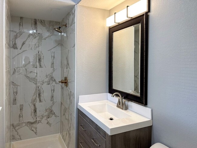 Building Photo - 3 Bedroom / 2 Bath