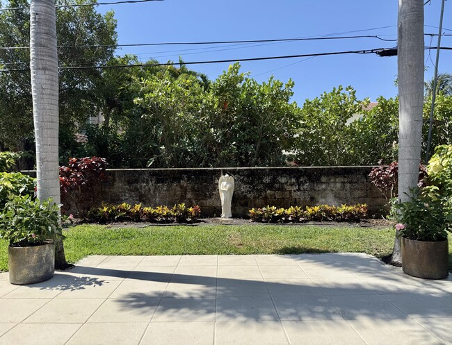 Building Photo - 206 Russlyn Dr